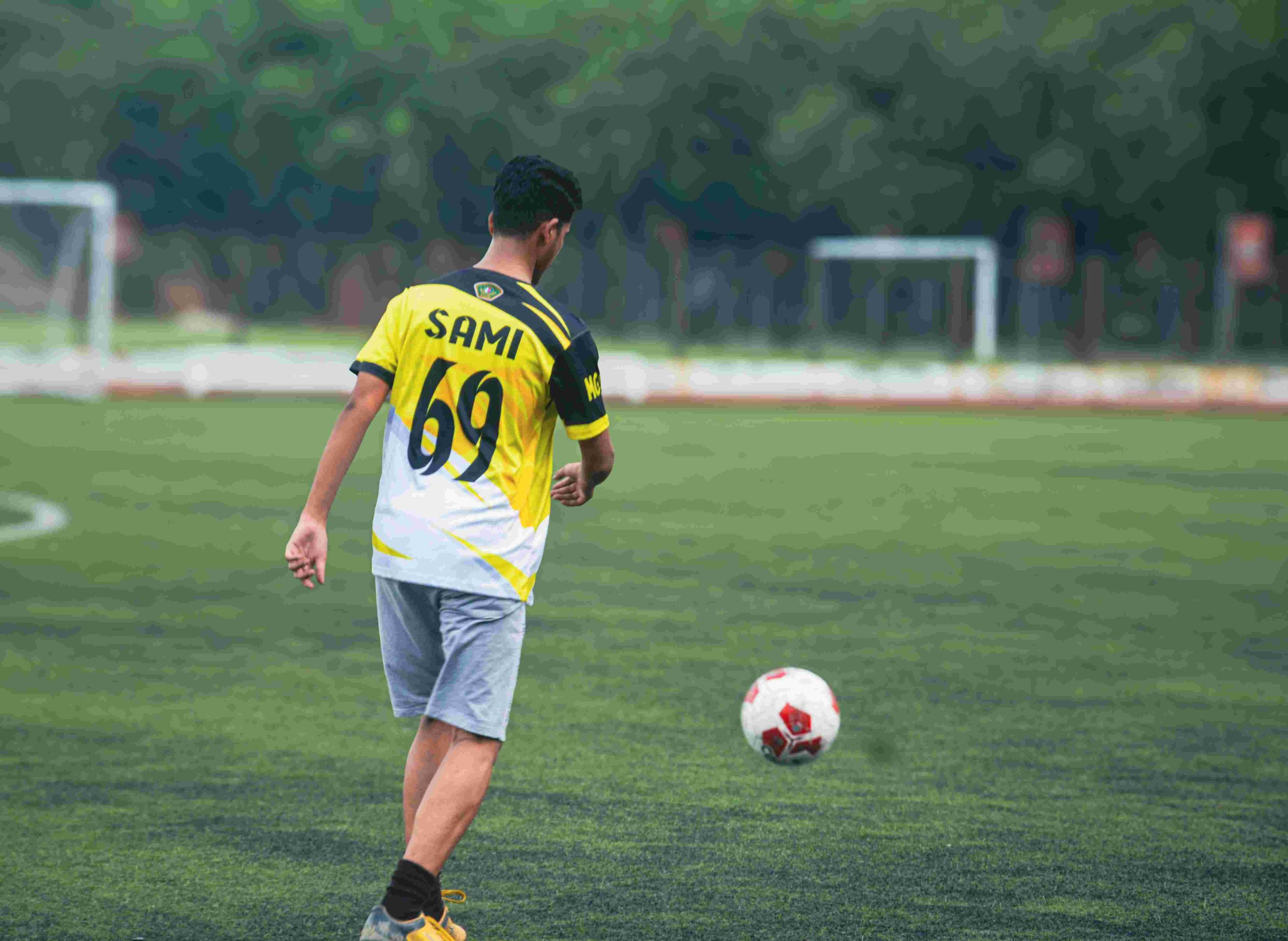 En person spelar fotboll