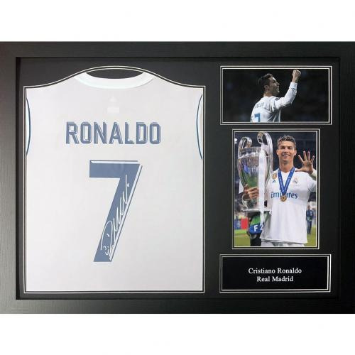 Cristiano Ronaldo v dresu Real Madrid číslo 7 během zápasu Ligy mistrů